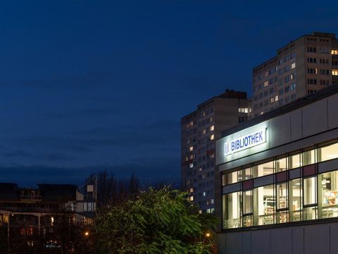 Nachtaufnahme Anton-Saefkow-Bibliothek