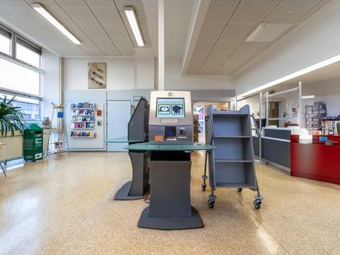 Selbstverbucher in Bibliothek mit Bücherwagen