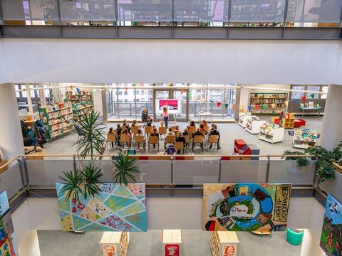 Bilder, Kinder, Bücherregale